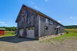 On-site Pond: Scenic Farm Stay in Chenango County - Innvendig