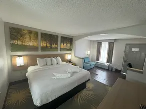 Days Inn & Suites by Wyndham Tuscaloosa - Univ. of Alabama - Chambre