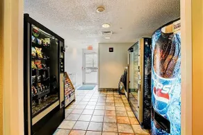 Super 8 by Wyndham Aurora East - Équipement de l’hébergement