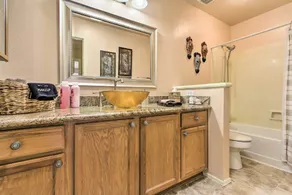 Sunny Surprise Home w/ Luxe Backyard Oasis! - Baño