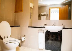 The Grill House & Suites Asokoro Abuja - Bathroom