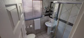 Premiere Guesthouse - Bathroom