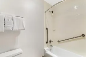 Best Western Plus Garden Court Inn - Salle de bain