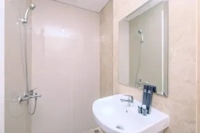 Nice and Fancy Studio at Transpark Cibubur Apartment By Travelio - Badezimmer