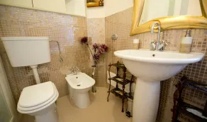 Red Hotel Downtown Unirii - Bathroom