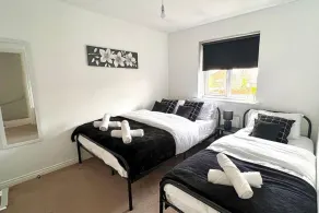Modern 3BR House For Contractors - Room
