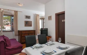 One-Bedroom Apartment In Pucisca - Living room