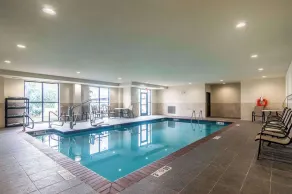 Comfort Suites Meridian and I-40 - Piscine
