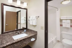 AmericInn by Wyndham Grundy Center - Badezimmer