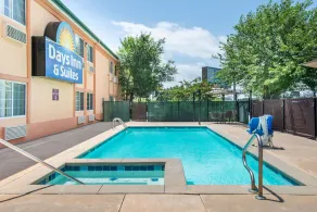 Days Inn & Suites by Wyndham Wichita - Piscine