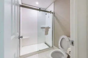 Days Inn by Wyndham Granbury - Bathroom