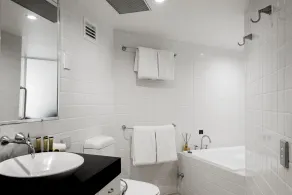 Netanya Noosa Beachfront Resort - Bathroom