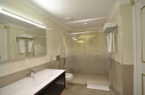 Azka Hotel - Baño