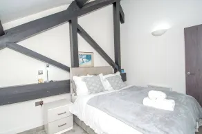 Charming 2-Bedroom Apartment in Bradford with City Views - Rum