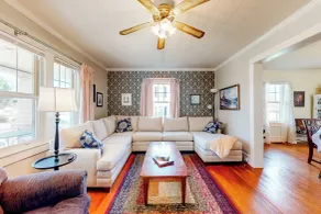 Century-old, Small-town 4BR w/ Great Yard, Porch - Innvendig
