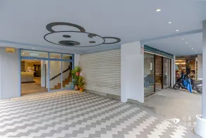 Prince Hotel - Interior entrance