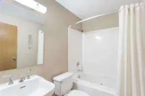 Super 8 by Wyndham Kenosha/Pleasant Prairie - Salle de bain