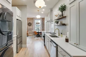 Historic Lawrenceburg Loft: Balcony + Square Views - Interiør