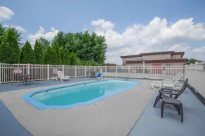 Super 8 by Wyndham Carlisle North - Piscine