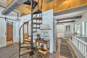 Quiet Waterfront Cabin w/ Dock, Game Room, Hot Tub - Interiør