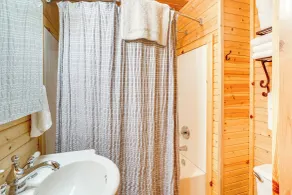 Fire Pit, Screened Deck: Riverfront Ozarks Cabin! - Innvendig