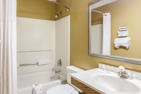Super 8 by Wyndham Charlotte/Amusement Park Area - Salle de bain