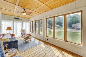 Spacious Vintage Gem w/ Sunroom in Manistee! - Interiör
