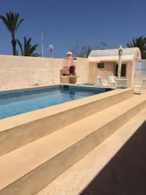 fritliggende villa med privat pool, overdækket parkering - Pool