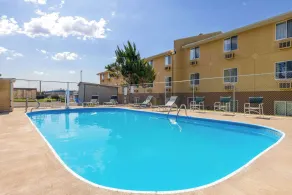 Super 8 by Wyndham Dodge City - Piscine