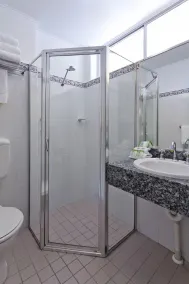 Alpine Motor Inn - Bathroom