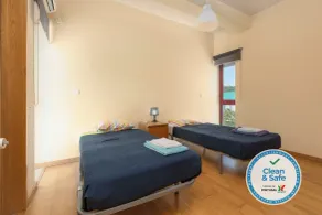 Villa con piscina privada, jardín, terraza y vistas al mar. - Habitación