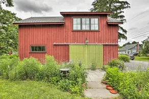 Barn-Like Studio Suite w/ Flowering Garden! - Interiör