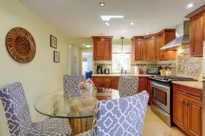 1 Mi to South Village Beach: Bbq-ready Retreat - Interiør