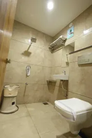 Hotel Raw Leaves Premium Family & Business Hotel Near Rajkot Railway Station - Badeværelse