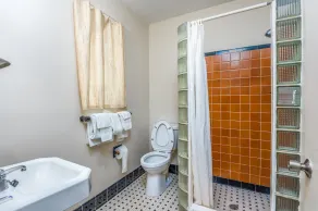 Parkway Inn - Bathroom