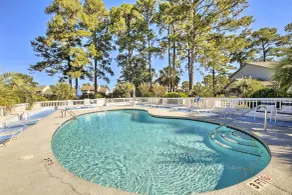 4 Mi to Cherry Grove Beach: Studio w/ Pool Access - Interior