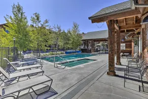 Mtn-View Condo Walk to Main St and 4 Mi to Ski - Intérieur
