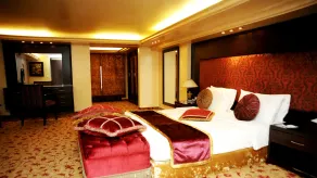 Queens Suite Hotel - Room