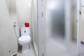 RedDoorz near ITC Cempaka Mas - Bathroom