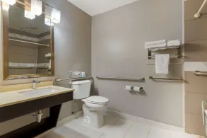 Quality Inn Sallisaw - Bathroom