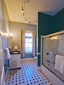 Downtown Savannah Oasis - Bathroom