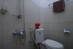 RedDoorz Plus near Undip Tembalang - Bathroom