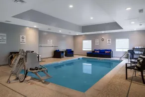Microtel Inn & Suites by Wyndham Winchester - Piscine