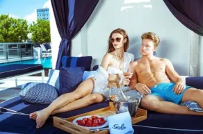 Gale South Beach, Curio Collection by Hilton - Piscina