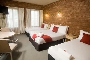 Courtyard Motor Inn - Room