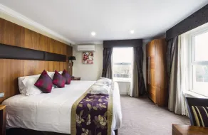 Ramada by Wyndham Cheltenham - Room