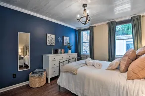 Classic Fells Point Condo on Broadway Square! - Værelse