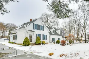 16 Mi to Boston: Home w/ Deck in Weymouth - Intérieur