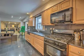 53 Mi to MetLife! Jersey Home w/ Hot Tub & Pool! - Interior