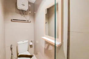 Homey And Modern Studio At Tree Park City Cikokol Apartment - Badezimmer